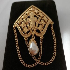 ST. JOHN Goldtone Fleur De Lis Capped Pearl Brooch Vintage Couture EVC